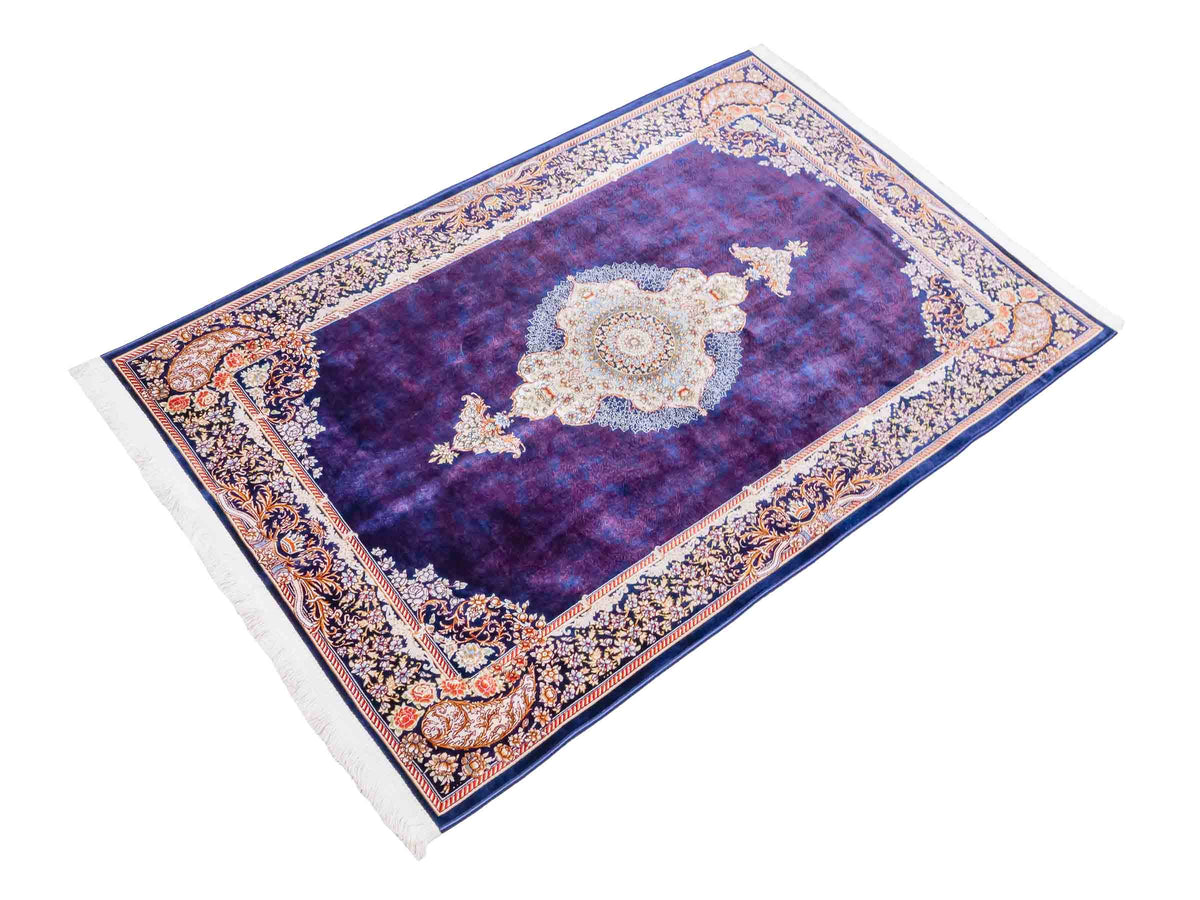 Ghom Maschinenteppich "Vishtasp" 120 x 80 cm aus pflanzlicher Seide (Viskose) mit Medaillon, Marineblau. Teppichnummer: V91NY096M. Persian Luxury Collection by Khademi. Made in Iran / Persia – Vertrieb durch JUPITER Intl.