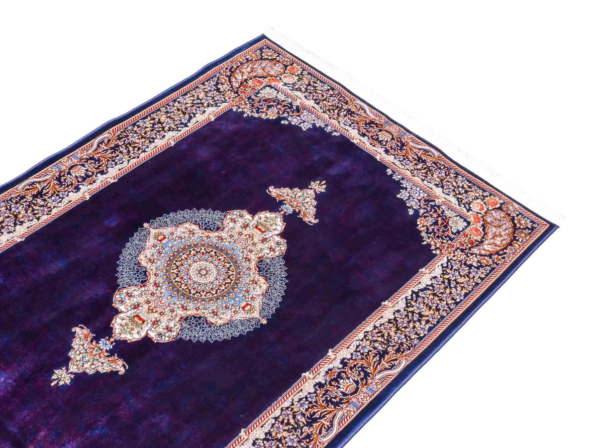 Ghom Maschinenteppich "Vishtasp" 120 x 80 cm aus pflanzlicher Seide (Viskose) mit Medaillon, Marineblau. Teppichnummer: V91NY096M. Persian Luxury Collection by Khademi. Made in Iran / Persia – Vertrieb durch JUPITER Intl.