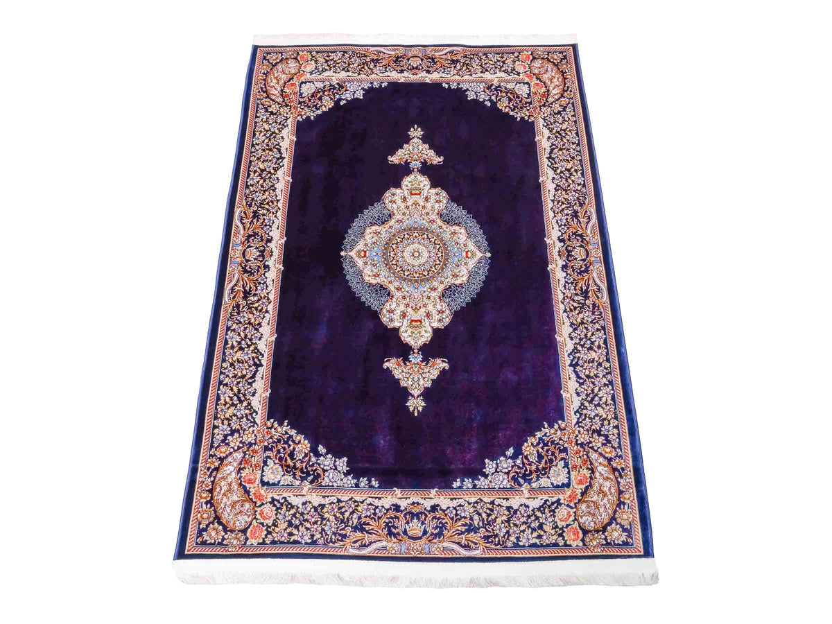 Ghom Maschinenteppich "Vishtasp" 120 x 80 cm aus pflanzlicher Seide (Viskose) mit Medaillon, Marineblau. Teppichnummer: V91NY096M. Persian Luxury Collection by Khademi. Made in Iran / Persia – Vertrieb durch JUPITER Intl.