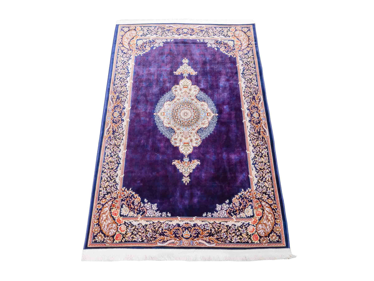 Ghom Maschinenteppich "Vishtasp" 120 x 80 cm aus pflanzlicher Seide (Viskose) mit Medaillon, Marineblau. Teppichnummer: V91NY096M. Persian Luxury Collection by Khademi. Made in Iran / Persia – Vertrieb durch JUPITER Intl.