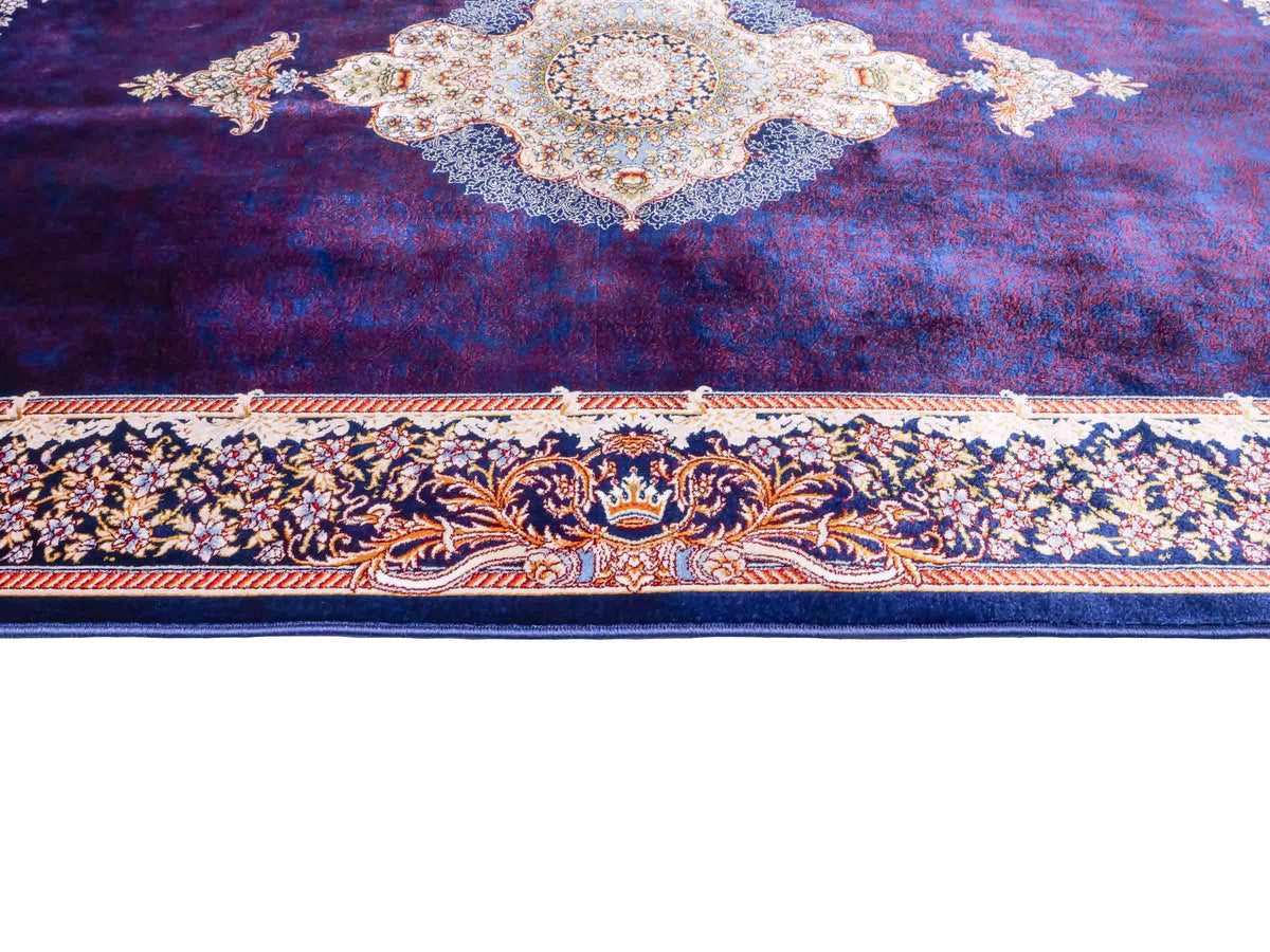 Ghom Maschinenteppich "Vishtasp" 120 x 80 cm aus pflanzlicher Seide (Viskose) mit Medaillon, Marineblau. Teppichnummer: V91NY096M. Persian Luxury Collection by Khademi. Made in Iran / Persia – Vertrieb durch JUPITER Intl.