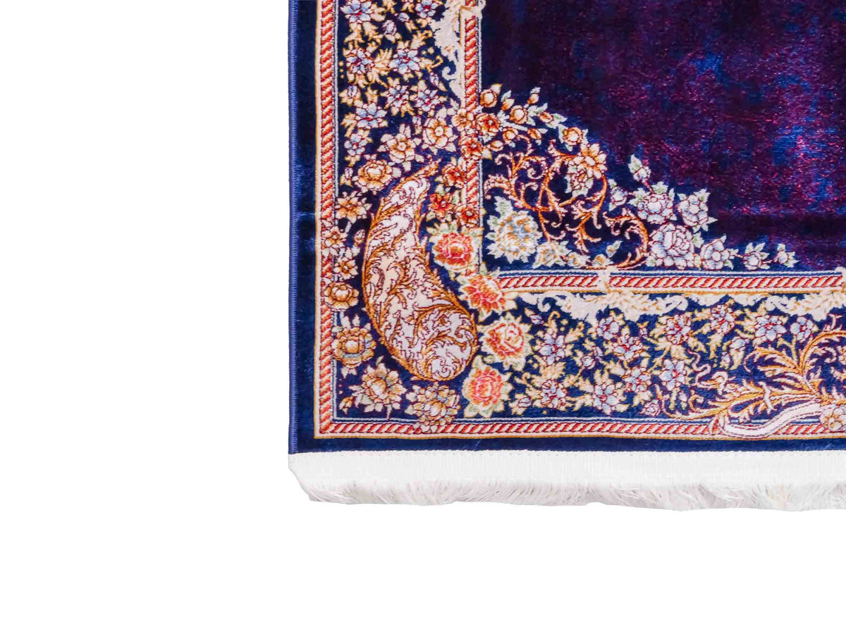 Ghom Maschinenteppich "Vishtasp" 120 x 80 cm aus pflanzlicher Seide (Viskose) mit Medaillon, Marineblau. Teppichnummer: V91NY096M. Persian Luxury Collection by Khademi. Made in Iran / Persia – Vertrieb durch JUPITER Intl.