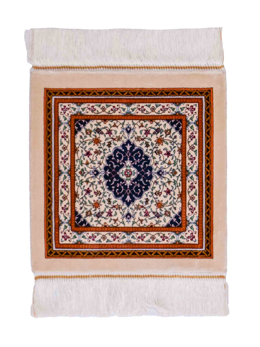 Ghom Maschinenteppich "Yazdgerd" 40 x 40 cm, mit Medaillon, Beige, aus pflanzlicher Seide (Viskose), Hand-Finished. Teppichnummer: V92BG016H. Persian Luxury Collection by Khademi. Made in Iran / Persia – Vertrieb durch JUPITER Intl.