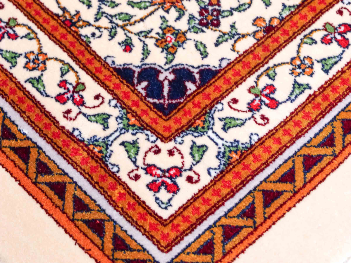 Ghom Maschinenteppich "Yazdgerd" 40 x 40 cm, mit Medaillon, Beige, aus pflanzlicher Seide (Viskose), Hand-Finished. Teppichnummer: V92BG016H. Persian Luxury Collection by Khademi. Made in Iran / Persia – Vertrieb durch JUPITER Intl.
