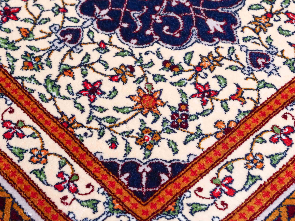 Ghom Maschinenteppich "Yazdgerd" 40 x 40 cm, mit Medaillon, Beige, aus pflanzlicher Seide (Viskose), Hand-Finished. Teppichnummer: V92BG016H. Persian Luxury Collection by Khademi. Made in Iran / Persia – Vertrieb durch JUPITER Intl.