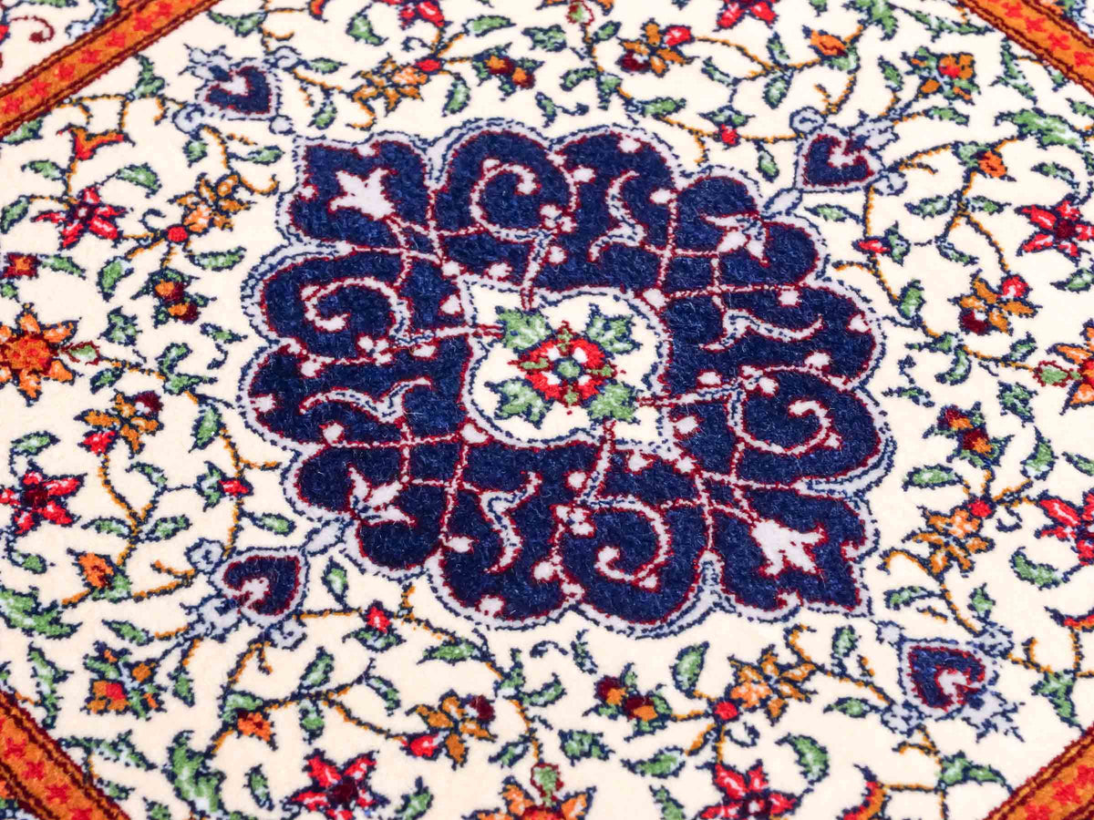 Ghom Maschinenteppich "Yazdgerd" 40 x 40 cm, mit Medaillon, Beige, aus pflanzlicher Seide (Viskose), Hand-Finished. Teppichnummer: V92BG016H. Persian Luxury Collection by Khademi. Made in Iran / Persia – Vertrieb durch JUPITER Intl.