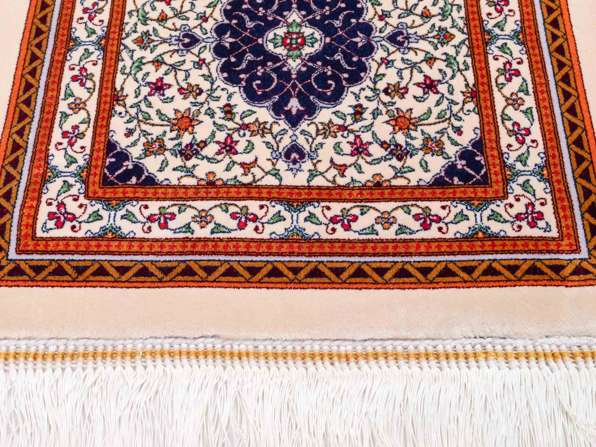 Ghom Maschinenteppich "Yazdgerd" 40 x 40 cm, mit Medaillon, Beige, aus pflanzlicher Seide (Viskose), Hand-Finished. Teppichnummer: V92BG016H. Persian Luxury Collection by Khademi. Made in Iran / Persia – Vertrieb durch JUPITER Intl.