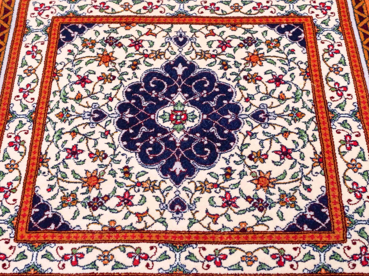 Ghom Maschinenteppich "Yazdgerd" 40 x 40 cm, mit Medaillon, Beige, aus pflanzlicher Seide (Viskose), Hand-Finished. Teppichnummer: V92BG016H. Persian Luxury Collection by Khademi. Made in Iran / Persia – Vertrieb durch JUPITER Intl.