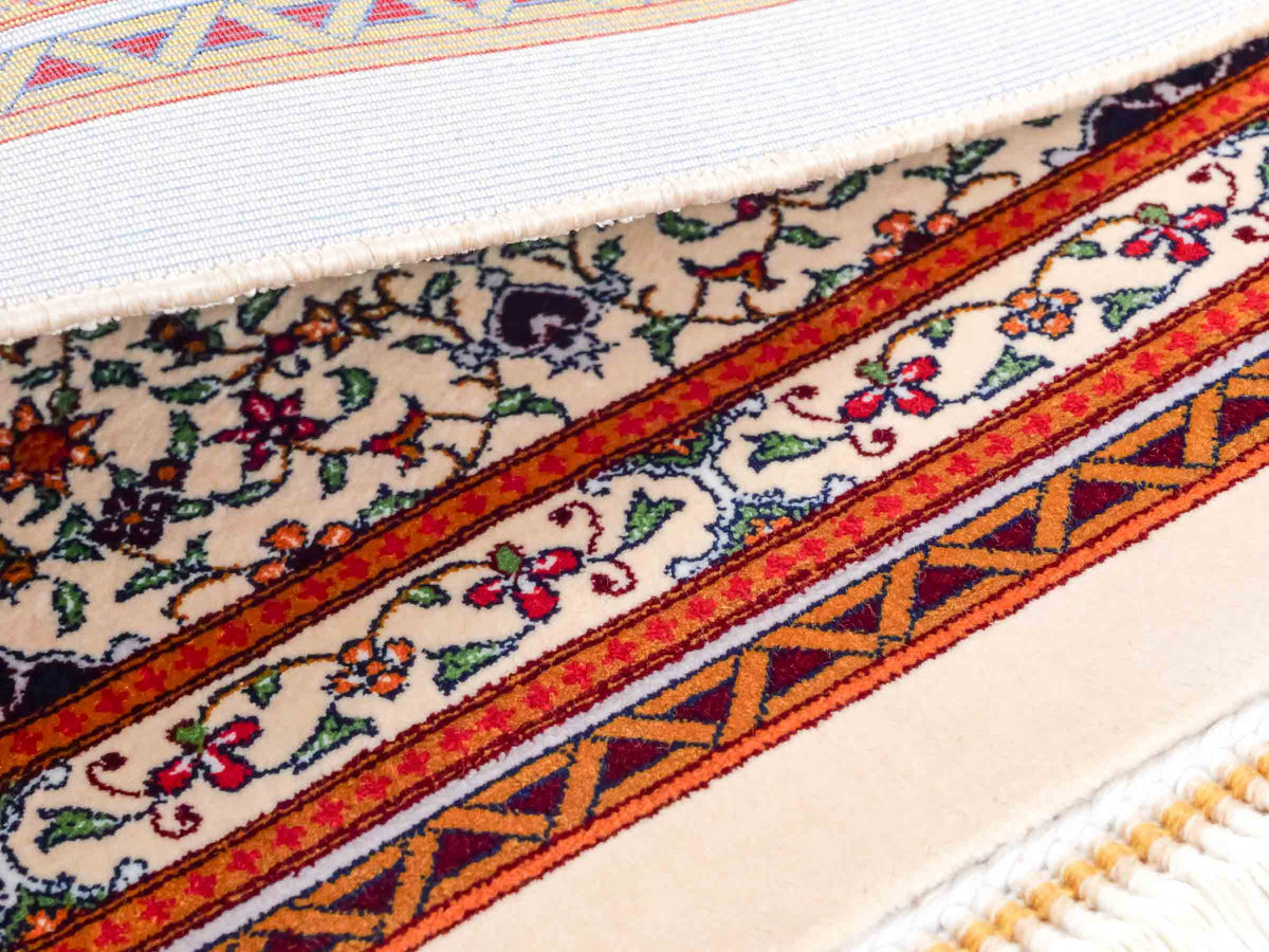 Ghom Maschinenteppich "Yazdgerd" 40 x 40 cm, mit Medaillon, Beige, aus pflanzlicher Seide (Viskose), Hand-Finished. Teppichnummer: V92BG016H. Persian Luxury Collection by Khademi. Made in Iran / Persia – Vertrieb durch JUPITER Intl.