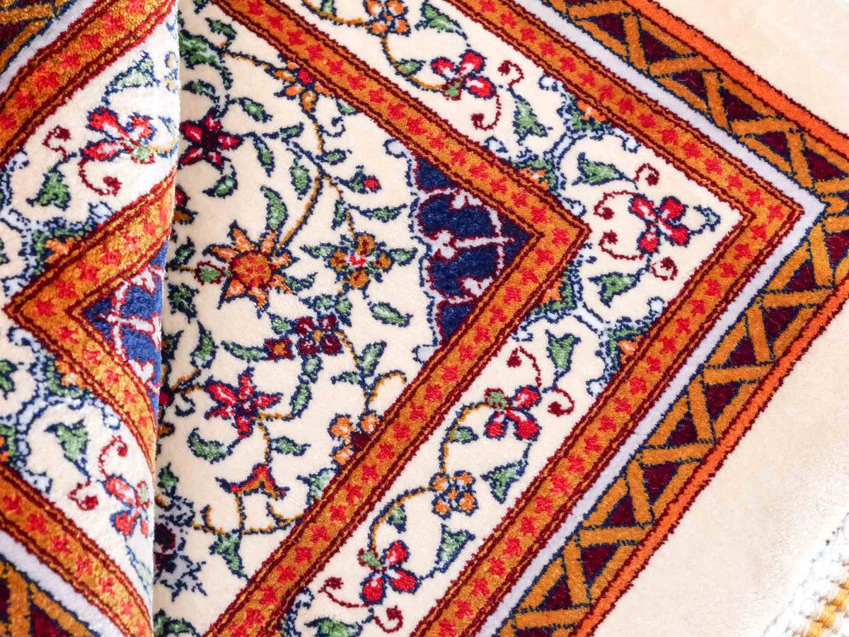 Ghom Maschinenteppich "Yazdgerd" 40 x 40 cm, mit Medaillon, Beige, aus pflanzlicher Seide (Viskose), Hand-Finished. Teppichnummer: V92BG016H. Persian Luxury Collection by Khademi. Made in Iran / Persia – Vertrieb durch JUPITER Intl.