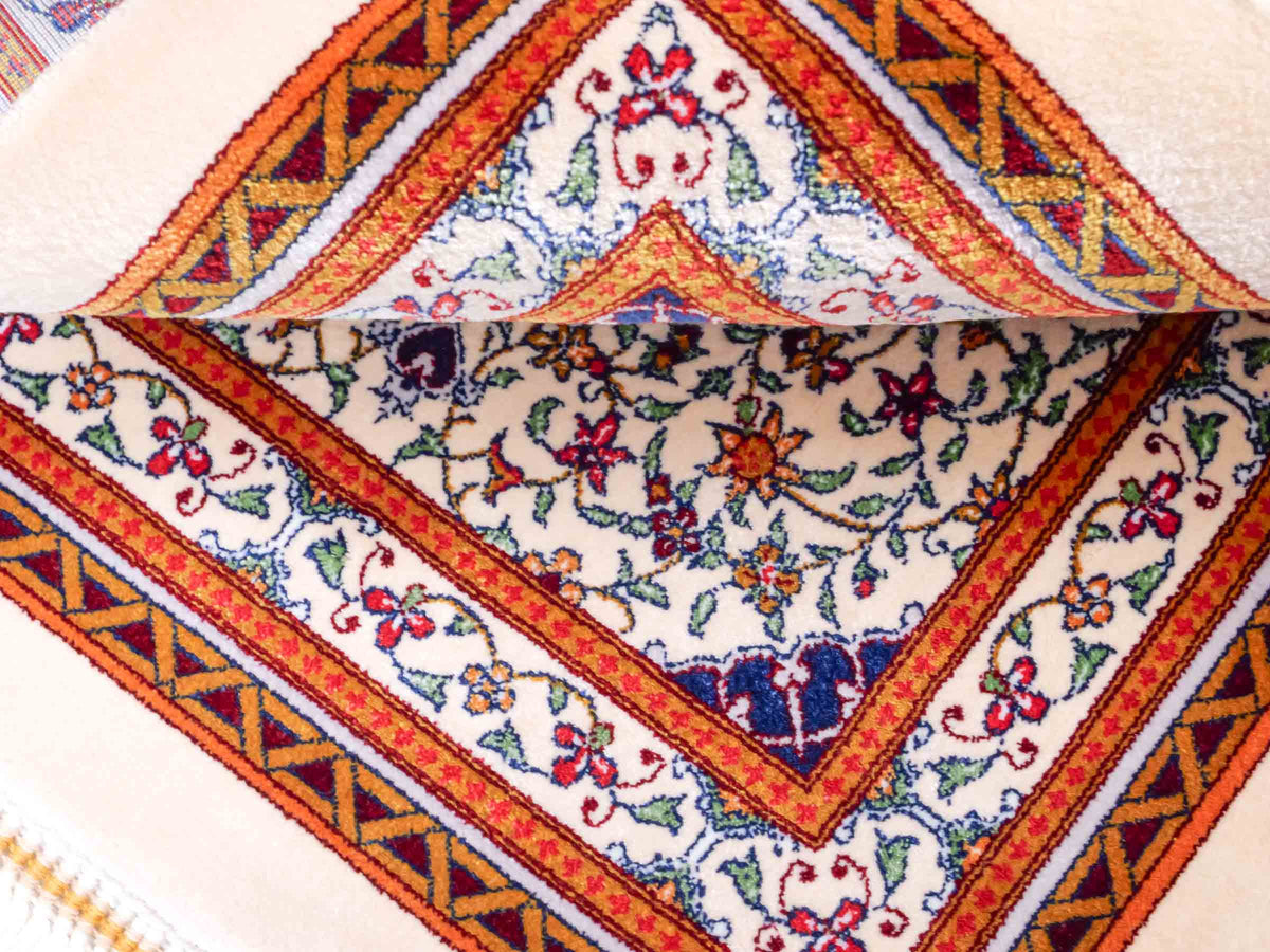 Ghom Maschinenteppich "Yazdgerd" 40 x 40 cm, mit Medaillon, Beige, aus pflanzlicher Seide (Viskose), Hand-Finished. Teppichnummer: V92BG016H. Persian Luxury Collection by Khademi. Made in Iran / Persia – Vertrieb durch JUPITER Intl.