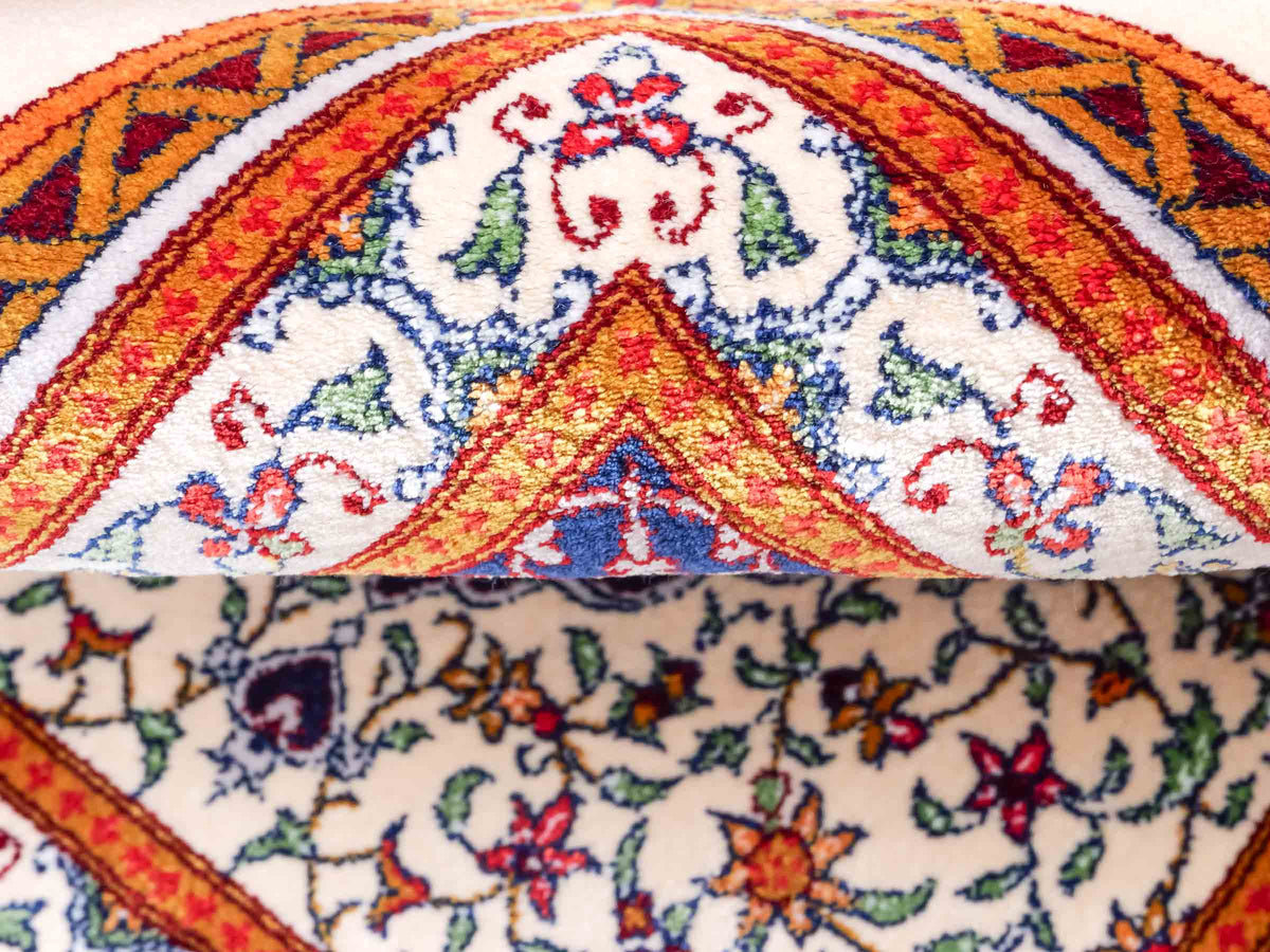 Ghom Maschinenteppich "Yazdgerd" 40 x 40 cm, mit Medaillon, Beige, aus pflanzlicher Seide (Viskose), Hand-Finished. Teppichnummer: V92BG016H. Persian Luxury Collection by Khademi. Made in Iran / Persia – Vertrieb durch JUPITER Intl.