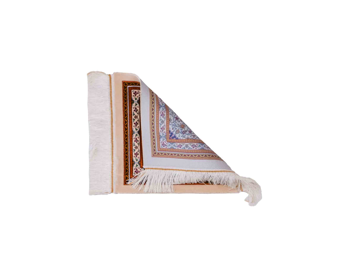 Ghom Maschinenteppich "Yazdgerd" 40 x 40 cm, mit Medaillon, Beige, aus pflanzlicher Seide (Viskose), Hand-Finished. Teppichnummer: V92BG016H. Persian Luxury Collection by Khademi. Made in Iran / Persia – Vertrieb durch JUPITER Intl.