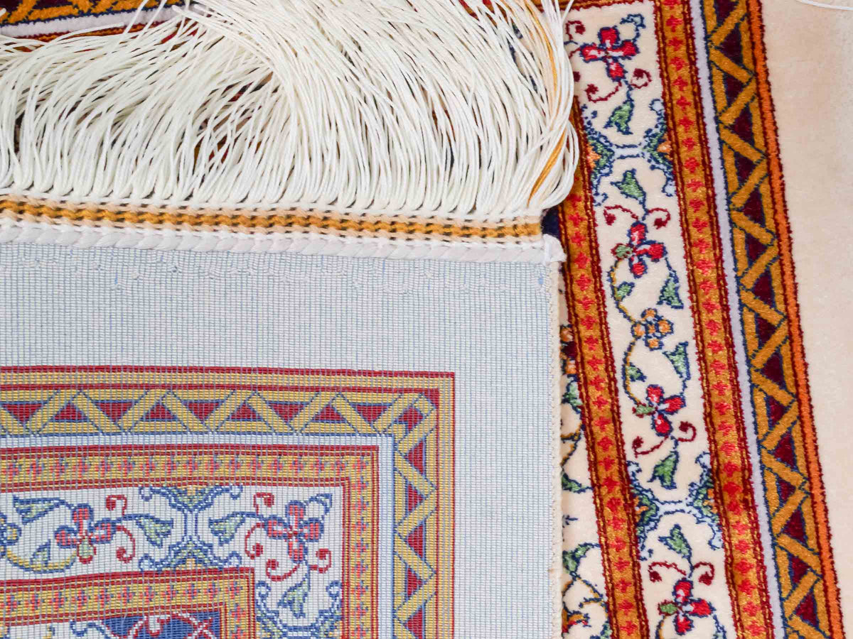 Ghom Maschinenteppich "Yazdgerd" 40 x 40 cm, mit Medaillon, Beige, aus pflanzlicher Seide (Viskose), Hand-Finished. Teppichnummer: V92BG016H. Persian Luxury Collection by Khademi. Made in Iran / Persia – Vertrieb durch JUPITER Intl.