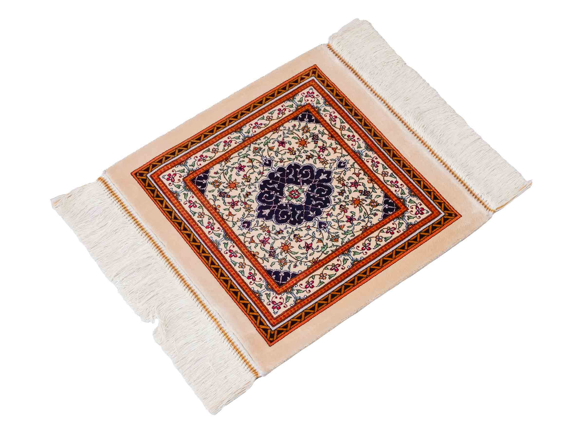 Ghom Maschinenteppich "Yazdgerd" 40 x 40 cm, mit Medaillon, Beige, aus pflanzlicher Seide (Viskose), Hand-Finished. Teppichnummer: V92BG016H. Persian Luxury Collection by Khademi. Made in Iran / Persia – Vertrieb durch JUPITER Intl.