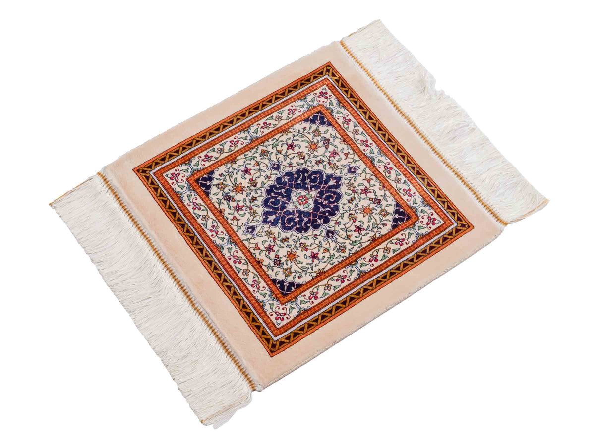 Ghom Maschinenteppich "Yazdgerd" 40 x 40 cm, mit Medaillon, Beige, aus pflanzlicher Seide (Viskose), Hand-Finished. Teppichnummer: V92BG016H. Persian Luxury Collection by Khademi. Made in Iran / Persia – Vertrieb durch JUPITER Intl.