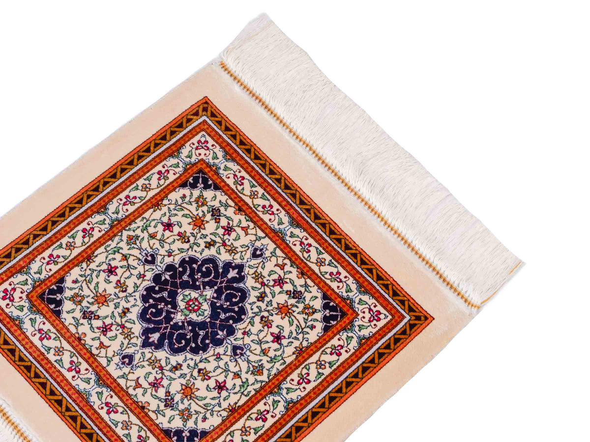 Ghom Maschinenteppich "Yazdgerd" 40 x 40 cm, mit Medaillon, Beige, aus pflanzlicher Seide (Viskose), Hand-Finished. Teppichnummer: V92BG016H. Persian Luxury Collection by Khademi. Made in Iran / Persia – Vertrieb durch JUPITER Intl.