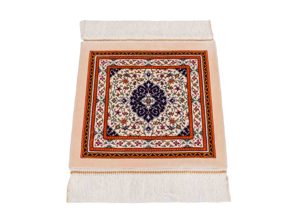 Ghom Maschinenteppich "Yazdgerd" 40 x 40 cm, mit Medaillon, Beige, aus pflanzlicher Seide (Viskose), Hand-Finished. Teppichnummer: V92BG016H. Persian Luxury Collection by Khademi. Made in Iran / Persia – Vertrieb durch JUPITER Intl.