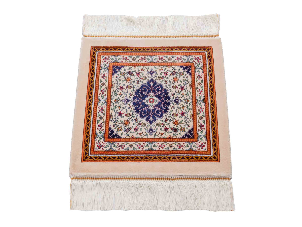 Ghom Maschinenteppich "Yazdgerd" 40 x 40 cm, mit Medaillon, Beige, aus pflanzlicher Seide (Viskose), Hand-Finished. Teppichnummer: V92BG016H. Persian Luxury Collection by Khademi. Made in Iran / Persia – Vertrieb durch JUPITER Intl.
