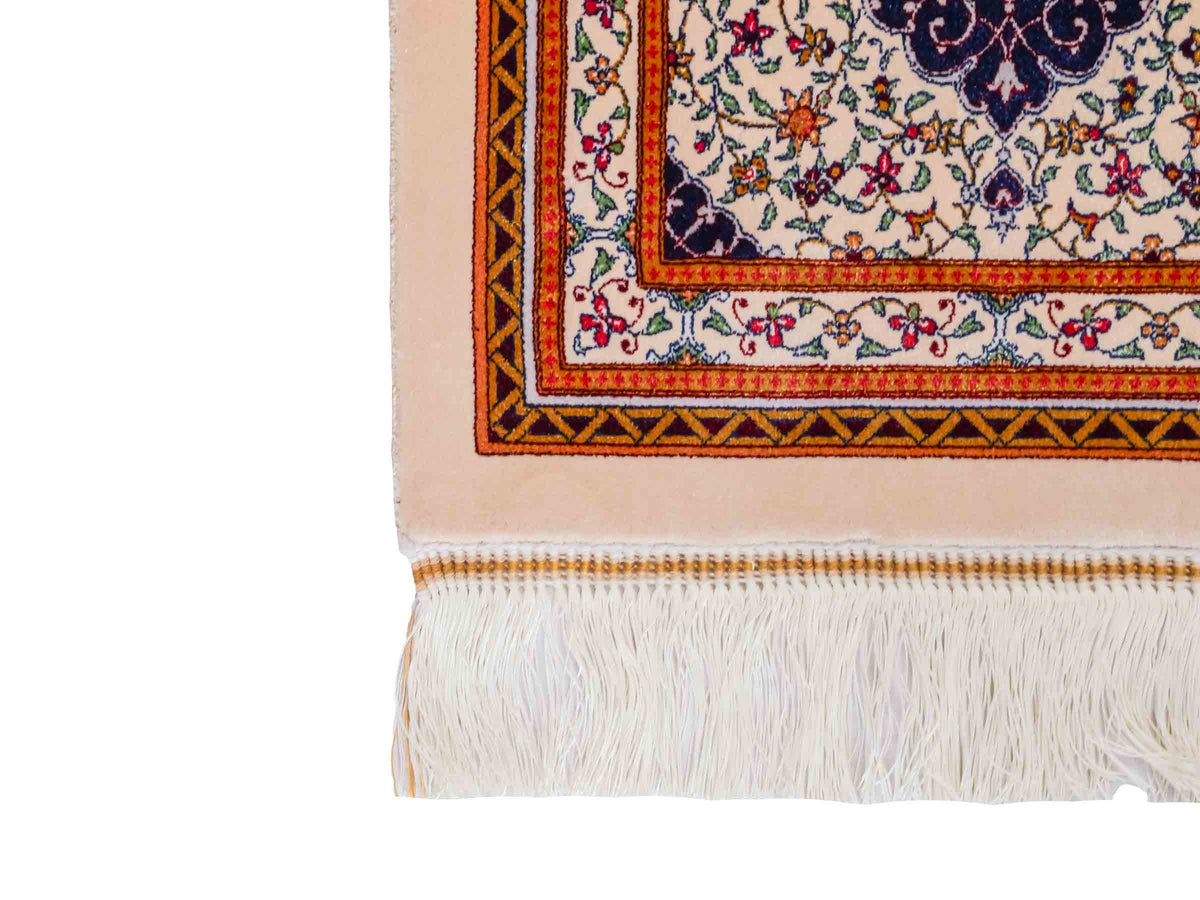 Ghom Maschinenteppich "Yazdgerd" 40 x 40 cm, mit Medaillon, Beige, aus pflanzlicher Seide (Viskose), Hand-Finished. Teppichnummer: V92BG016H. Persian Luxury Collection by Khademi. Made in Iran / Persia – Vertrieb durch JUPITER Intl.