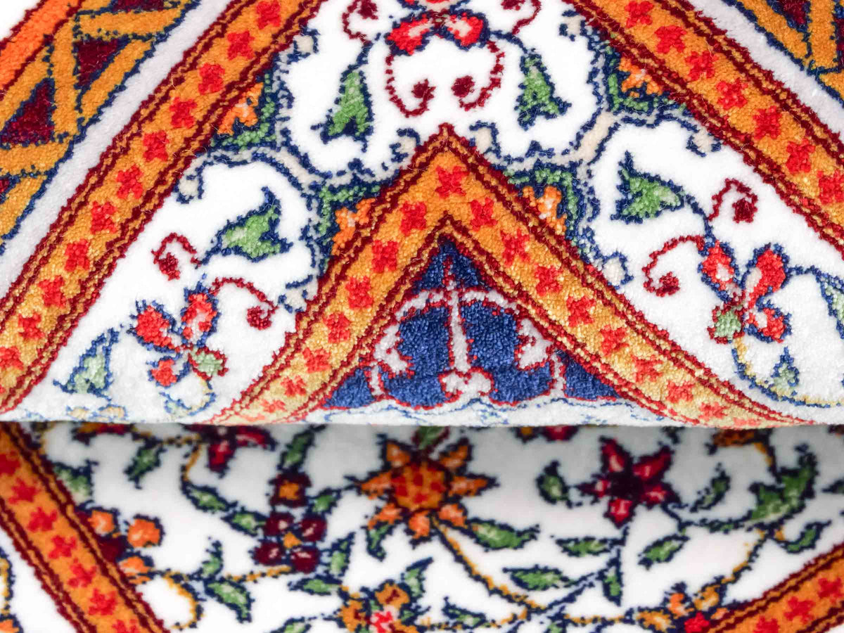 Ghom Maschinenteppich "Yazdgerd" 40 x 40 cm, mit Medaillon, Cremeweiß, aus pflanzlicher Seide (Viskose), Hand-Finished. Teppichnummer: V92CR016H. Persian Luxury Collection by Khademi. Made in Iran / Persia – Vertrieb durch JUPITER Intl.