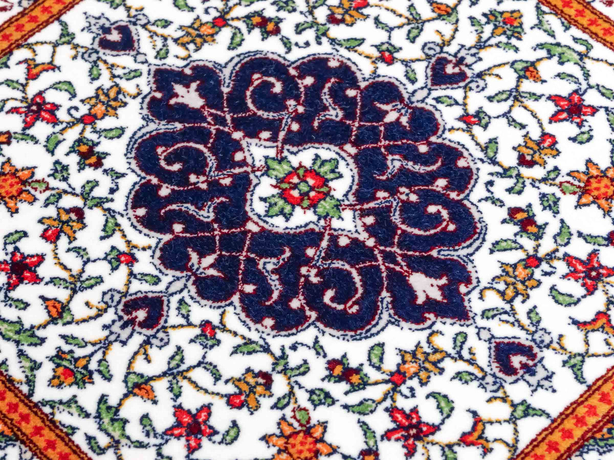 Ghom Maschinenteppich "Yazdgerd" 40 x 40 cm, mit Medaillon, Cremeweiß, aus pflanzlicher Seide (Viskose), Hand-Finished. Teppichnummer: V92CR016H. Persian Luxury Collection by Khademi. Made in Iran / Persia – Vertrieb durch JUPITER Intl.