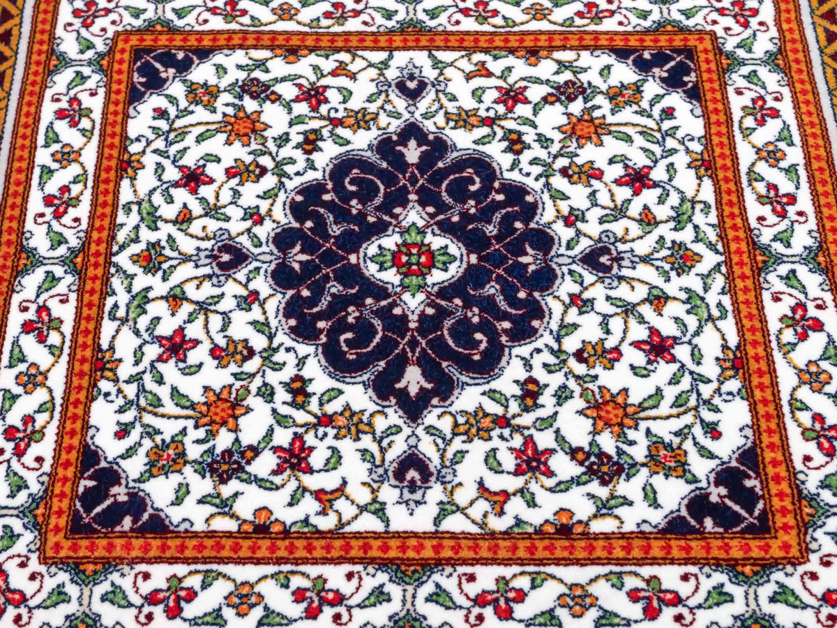 Ghom Maschinenteppich "Yazdgerd" 40 x 40 cm, mit Medaillon, Cremeweiß, aus pflanzlicher Seide (Viskose), Hand-Finished. Teppichnummer: V92CR016H. Persian Luxury Collection by Khademi. Made in Iran / Persia – Vertrieb durch JUPITER Intl.