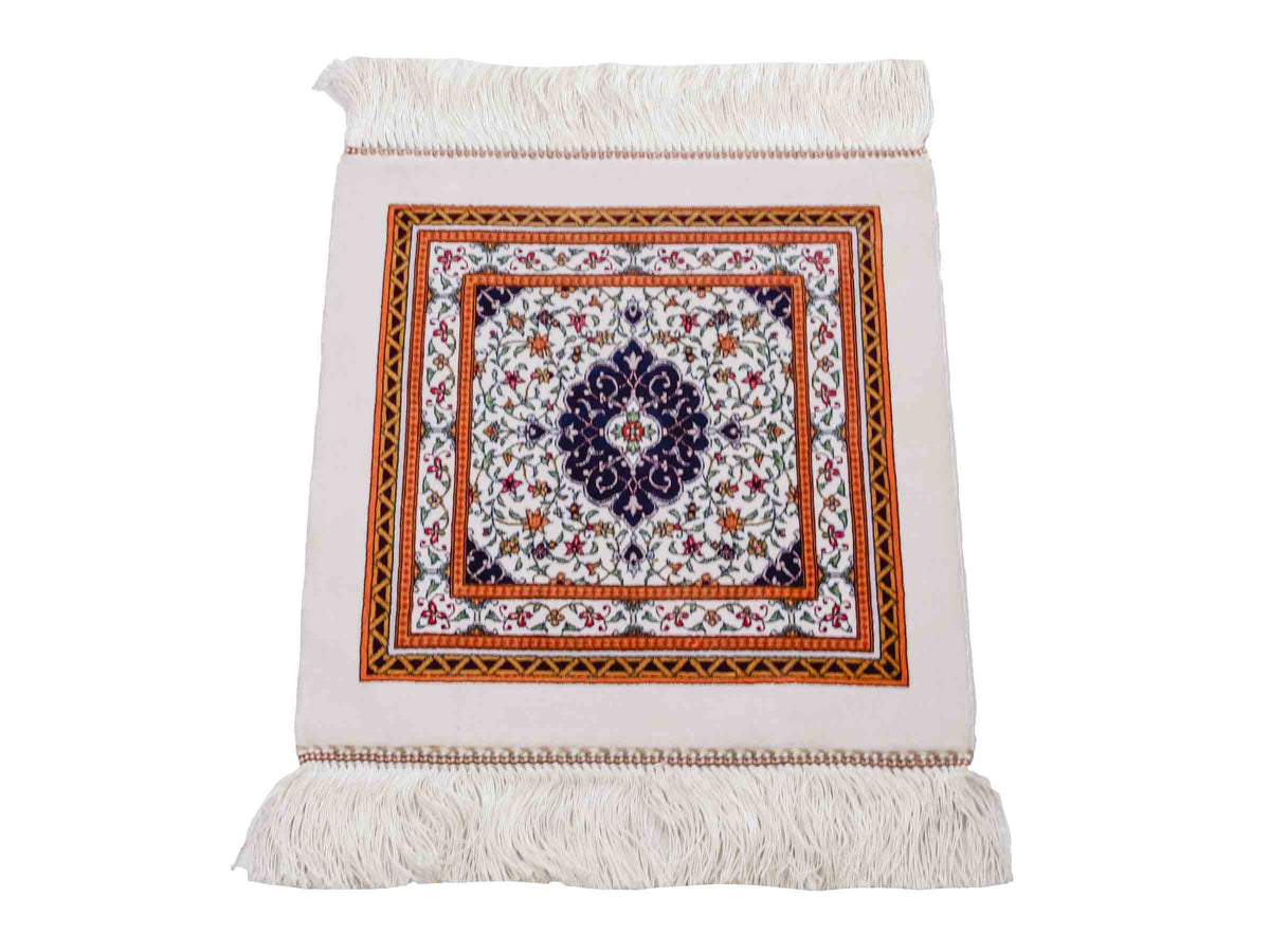 Ghom Maschinenteppich "Yazdgerd" 40 x 40 cm, mit Medaillon, Cremeweiß, aus pflanzlicher Seide (Viskose), Hand-Finished. Teppichnummer: V92CR016H. Persian Luxury Collection by Khademi. Made in Iran / Persia – Vertrieb durch JUPITER Intl.
