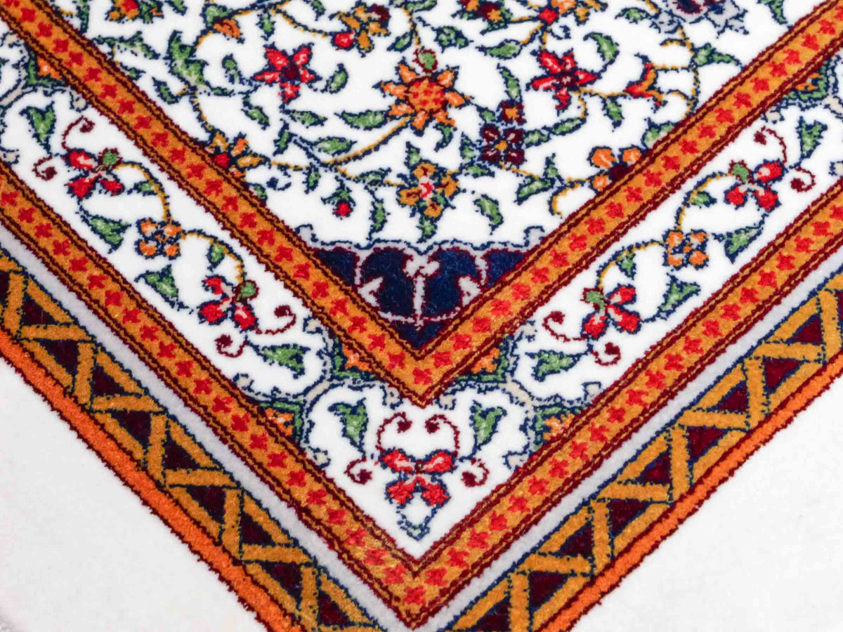 Ghom Maschinenteppich "Yazdgerd" 40 x 40 cm, mit Medaillon, Cremeweiß, aus pflanzlicher Seide (Viskose), Hand-Finished. Teppichnummer: V92CR016H. Persian Luxury Collection by Khademi. Made in Iran / Persia – Vertrieb durch JUPITER Intl.