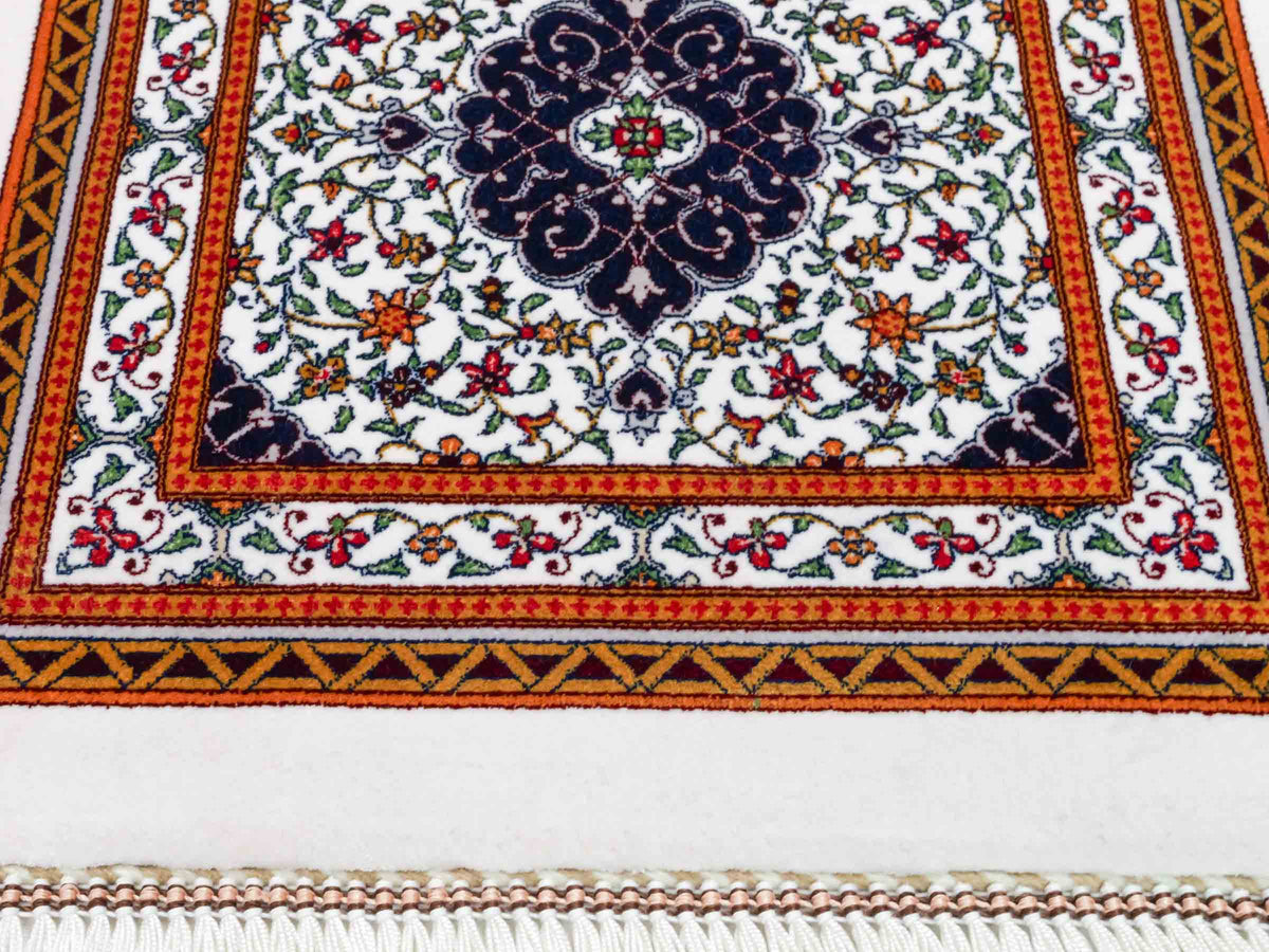 Ghom Maschinenteppich "Yazdgerd" 40 x 40 cm, mit Medaillon, Cremeweiß, aus pflanzlicher Seide (Viskose), Hand-Finished. Teppichnummer: V92CR016H. Persian Luxury Collection by Khademi. Made in Iran / Persia – Vertrieb durch JUPITER Intl.