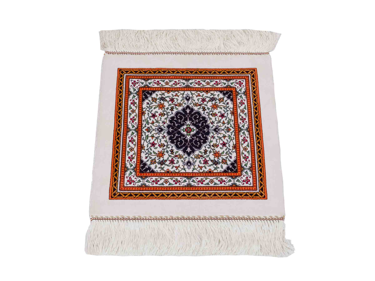 Ghom Maschinenteppich "Yazdgerd" 40 x 40 cm, mit Medaillon, Cremeweiß, aus pflanzlicher Seide (Viskose), Hand-Finished. Teppichnummer: V92CR016H. Persian Luxury Collection by Khademi. Made in Iran / Persia – Vertrieb durch JUPITER Intl.
