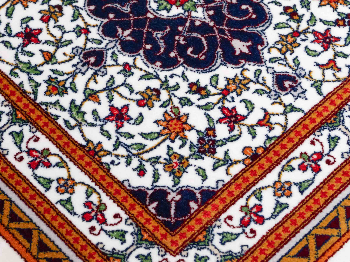 Ghom Maschinenteppich "Yazdgerd" 40 x 40 cm, mit Medaillon, Cremeweiß, aus pflanzlicher Seide (Viskose), Hand-Finished. Teppichnummer: V92CR016H. Persian Luxury Collection by Khademi. Made in Iran / Persia – Vertrieb durch JUPITER Intl.