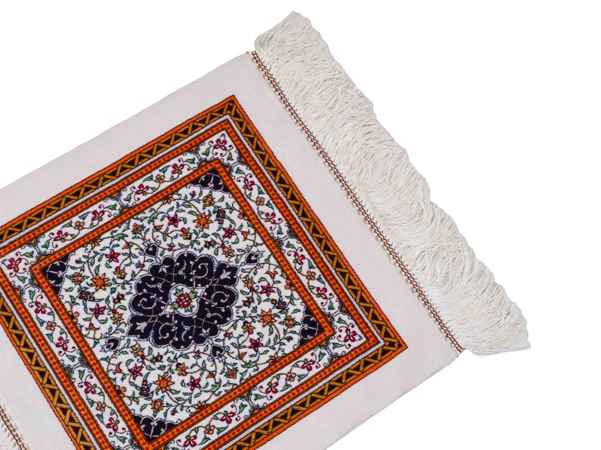 Ghom Maschinenteppich "Yazdgerd" 40 x 40 cm, mit Medaillon, Cremeweiß, aus pflanzlicher Seide (Viskose), Hand-Finished. Teppichnummer: V92CR016H. Persian Luxury Collection by Khademi. Made in Iran / Persia – Vertrieb durch JUPITER Intl.