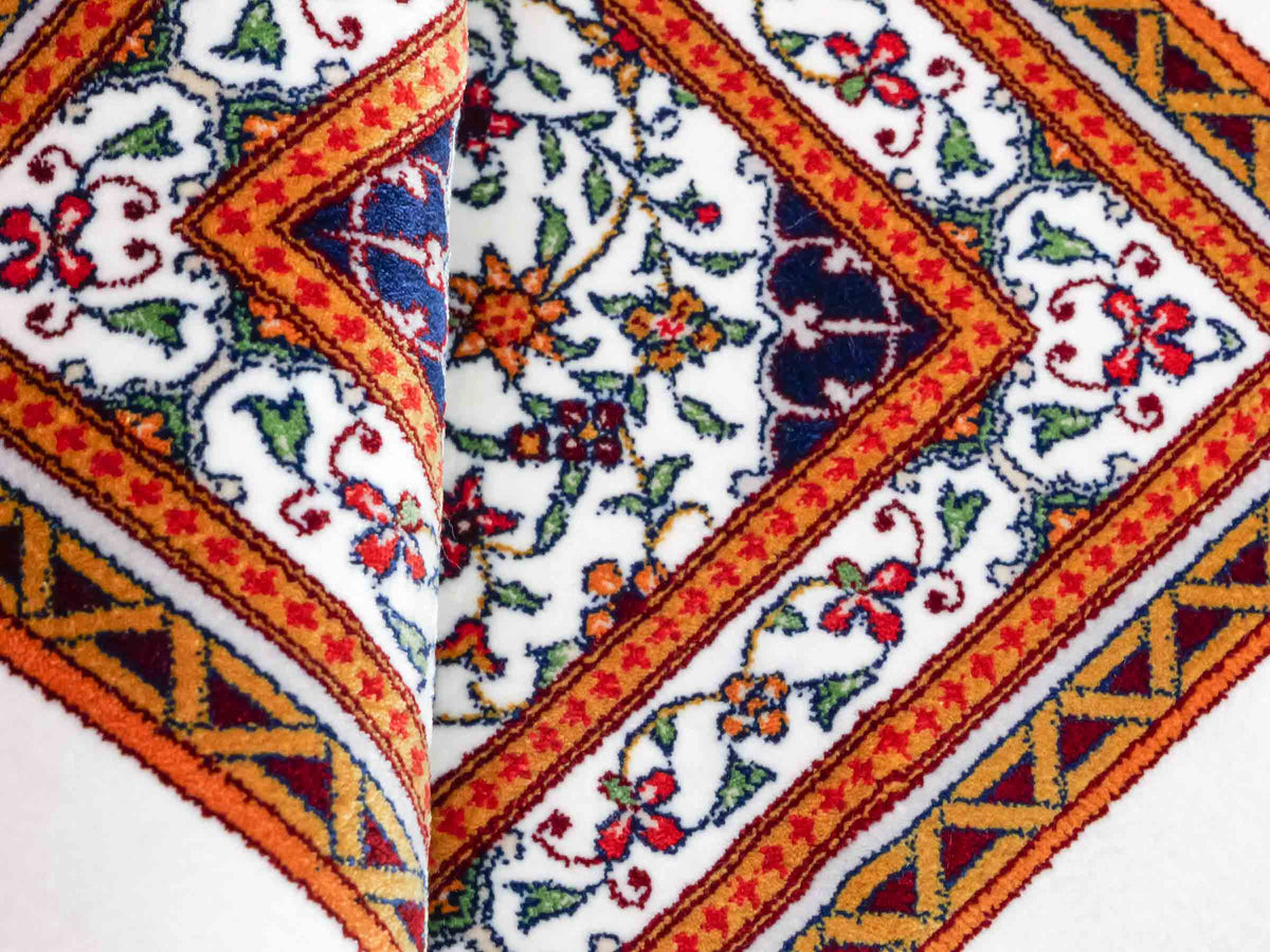 Ghom Maschinenteppich "Yazdgerd" 40 x 40 cm, mit Medaillon, Cremeweiß, aus pflanzlicher Seide (Viskose), Hand-Finished. Teppichnummer: V92CR016H. Persian Luxury Collection by Khademi. Made in Iran / Persia – Vertrieb durch JUPITER Intl.