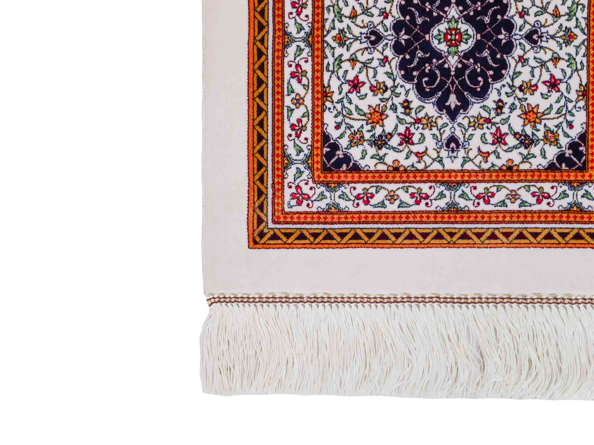 Ghom Maschinenteppich "Yazdgerd" 40 x 40 cm, mit Medaillon, Cremeweiß, aus pflanzlicher Seide (Viskose), Hand-Finished. Teppichnummer: V92CR016H. Persian Luxury Collection by Khademi. Made in Iran / Persia – Vertrieb durch JUPITER Intl.
