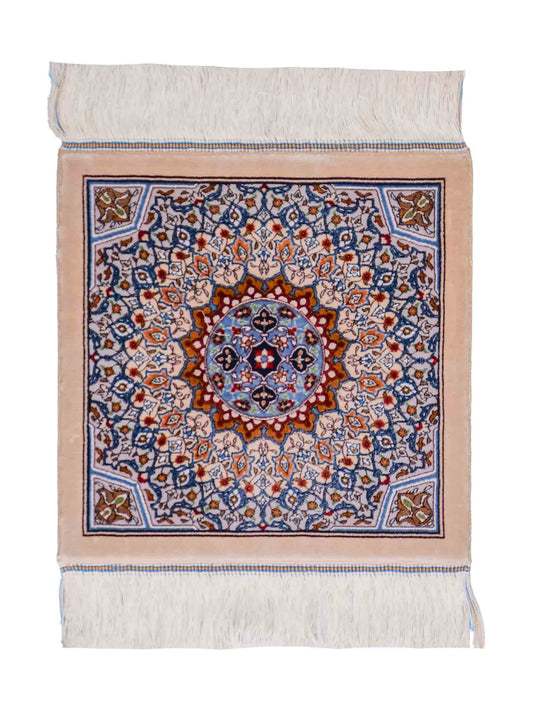 Ghom Maschinenteppich "Zal" 40 x 40 cm, mit Medaillon, Beige, aus pflanzlicher Seide (Viskose), Hand-Finished. Teppichnummer: V93BG016H. Persian Luxury Collection by Khademi. Made in Iran / Persia – Vertrieb durch JUPITER Intl.