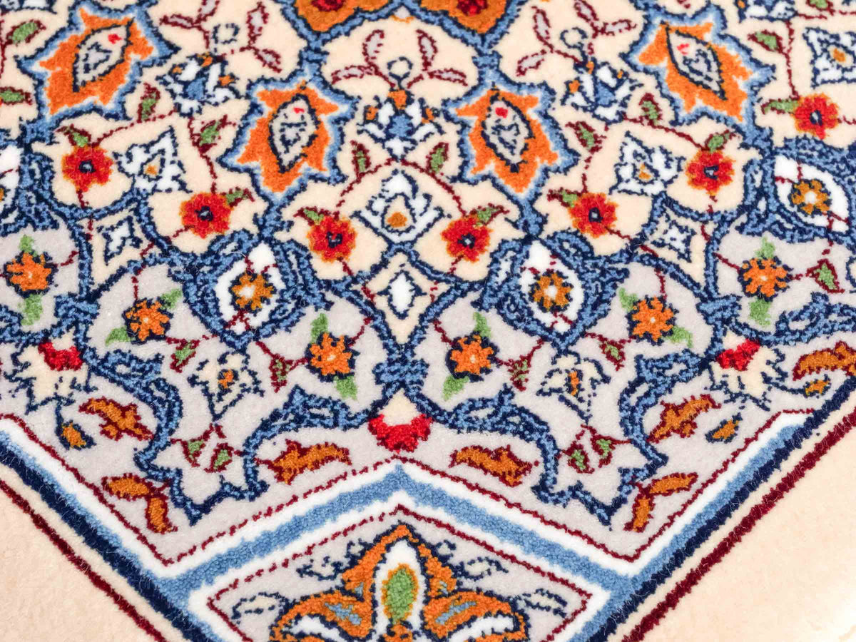 Ghom Maschinenteppich "Zal" 40 x 40 cm, mit Medaillon, Beige, aus pflanzlicher Seide (Viskose), Hand-Finished. Teppichnummer: V93BG016H. Persian Luxury Collection by Khademi. Made in Iran / Persia – Vertrieb durch JUPITER Intl.