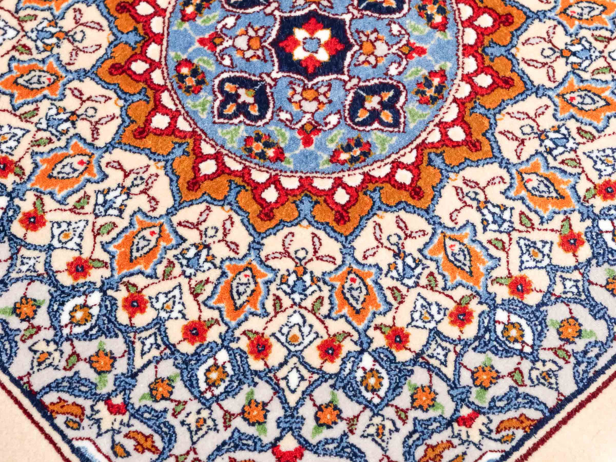 Ghom Maschinenteppich "Zal" 40 x 40 cm, mit Medaillon, Beige, aus pflanzlicher Seide (Viskose), Hand-Finished. Teppichnummer: V93BG016H. Persian Luxury Collection by Khademi. Made in Iran / Persia – Vertrieb durch JUPITER Intl.