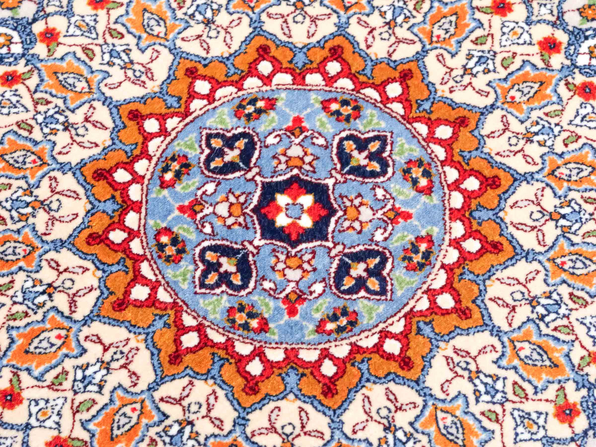 Ghom Maschinenteppich "Zal" 40 x 40 cm, mit Medaillon, Beige, aus pflanzlicher Seide (Viskose), Hand-Finished. Teppichnummer: V93BG016H. Persian Luxury Collection by Khademi. Made in Iran / Persia – Vertrieb durch JUPITER Intl.