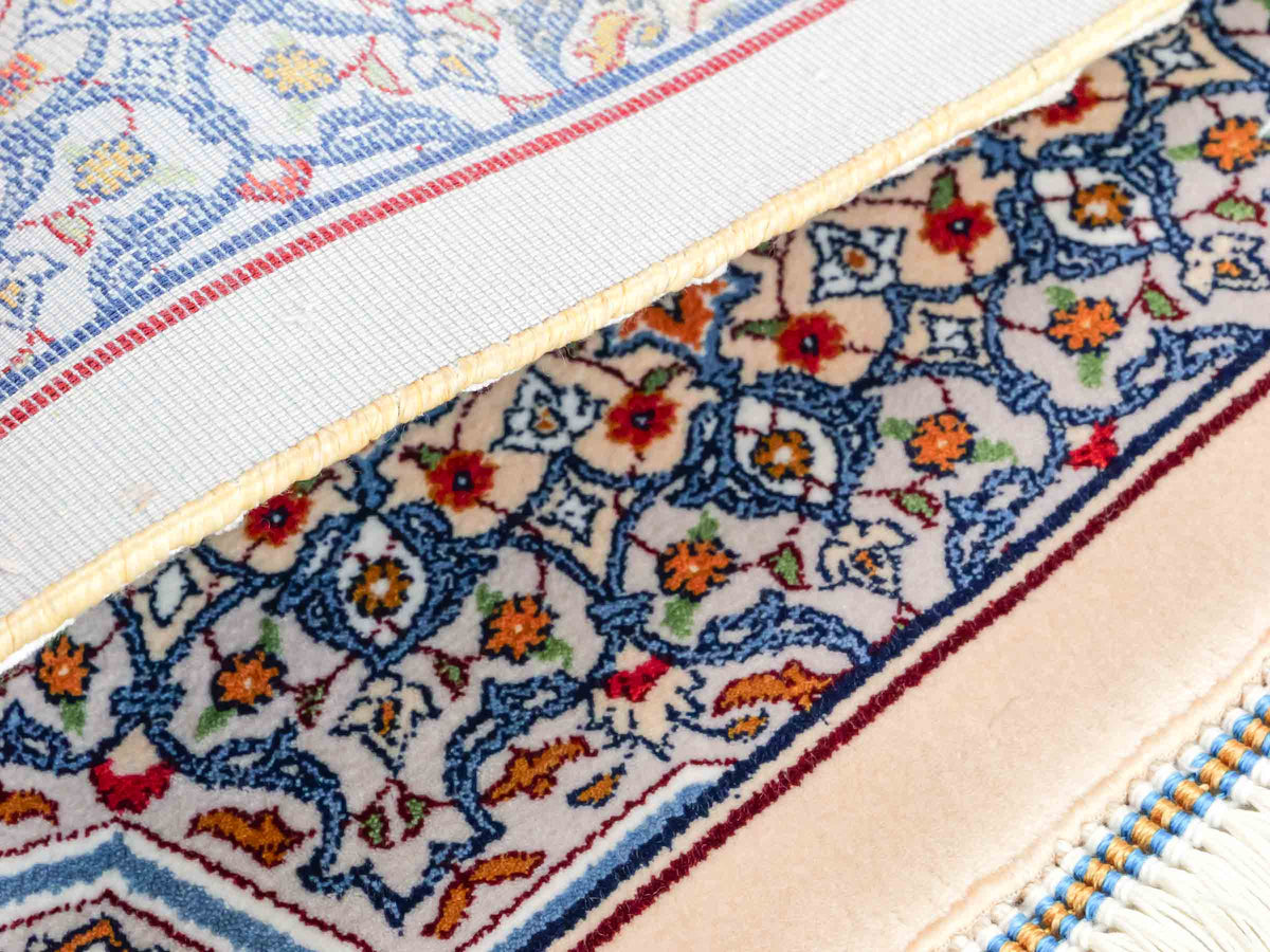 Ghom Maschinenteppich "Zal" 40 x 40 cm, mit Medaillon, Beige, aus pflanzlicher Seide (Viskose), Hand-Finished. Teppichnummer: V93BG016H. Persian Luxury Collection by Khademi. Made in Iran / Persia – Vertrieb durch JUPITER Intl.