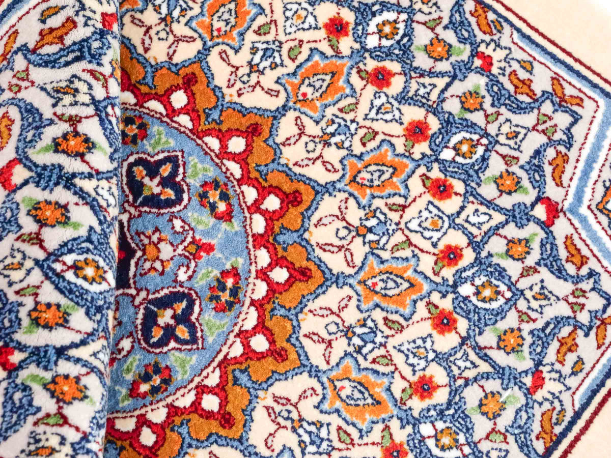 Ghom Maschinenteppich "Zal" 40 x 40 cm, mit Medaillon, Beige, aus pflanzlicher Seide (Viskose), Hand-Finished. Teppichnummer: V93BG016H. Persian Luxury Collection by Khademi. Made in Iran / Persia – Vertrieb durch JUPITER Intl.