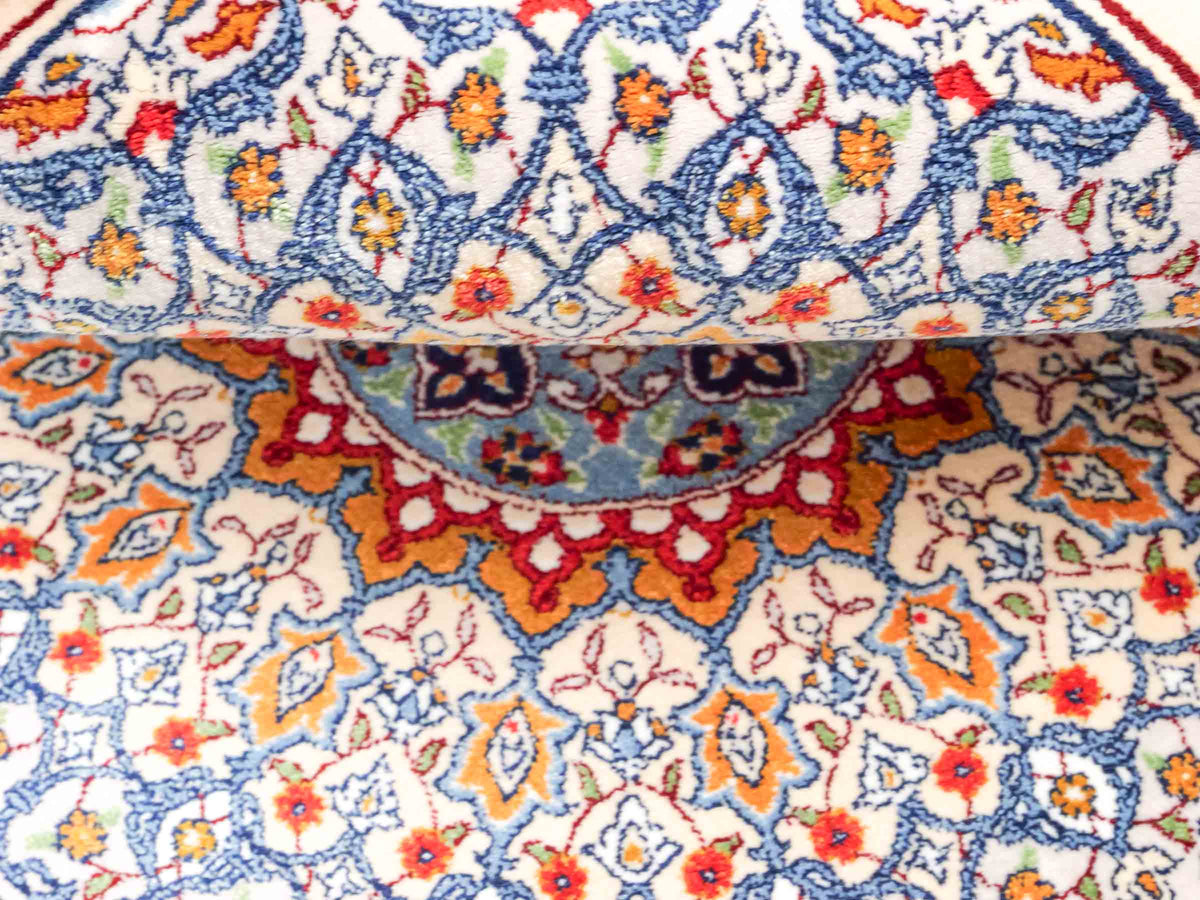 Ghom Maschinenteppich "Zal" 40 x 40 cm, mit Medaillon, Beige, aus pflanzlicher Seide (Viskose), Hand-Finished. Teppichnummer: V93BG016H. Persian Luxury Collection by Khademi. Made in Iran / Persia – Vertrieb durch JUPITER Intl.