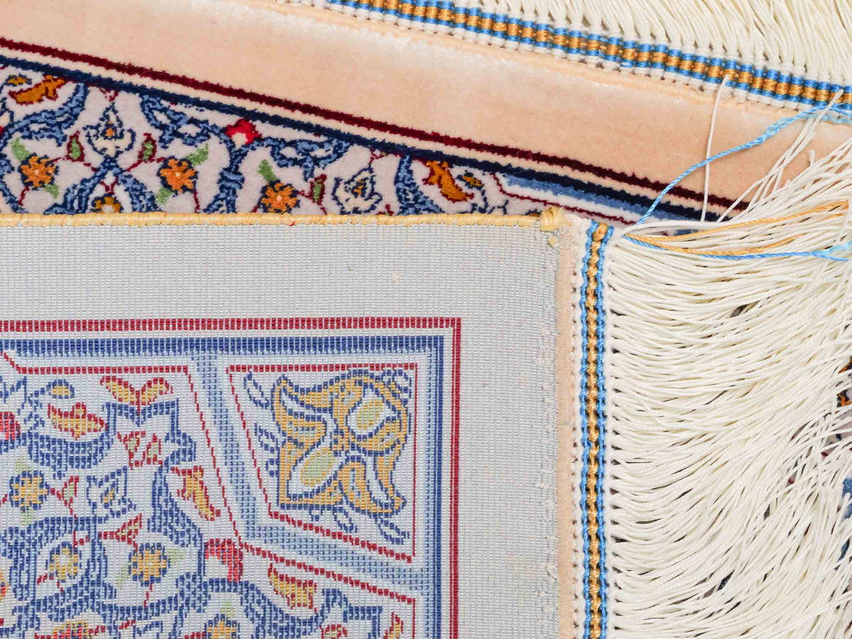 Ghom Maschinenteppich "Zal" 40 x 40 cm, mit Medaillon, Beige, aus pflanzlicher Seide (Viskose), Hand-Finished. Teppichnummer: V93BG016H. Persian Luxury Collection by Khademi. Made in Iran / Persia – Vertrieb durch JUPITER Intl.