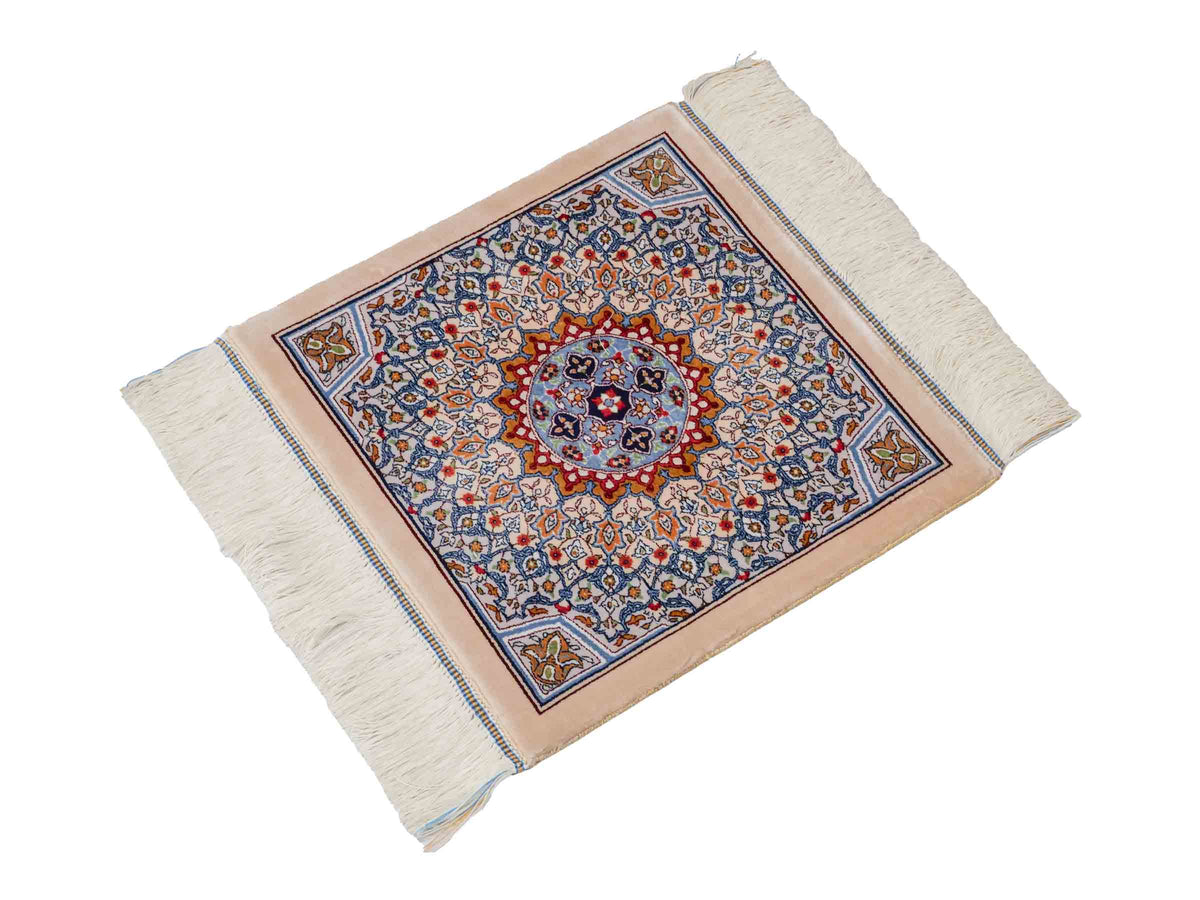 Ghom Maschinenteppich "Zal" 40 x 40 cm, mit Medaillon, Beige, aus pflanzlicher Seide (Viskose), Hand-Finished. Teppichnummer: V93BG016H. Persian Luxury Collection by Khademi. Made in Iran / Persia – Vertrieb durch JUPITER Intl.
