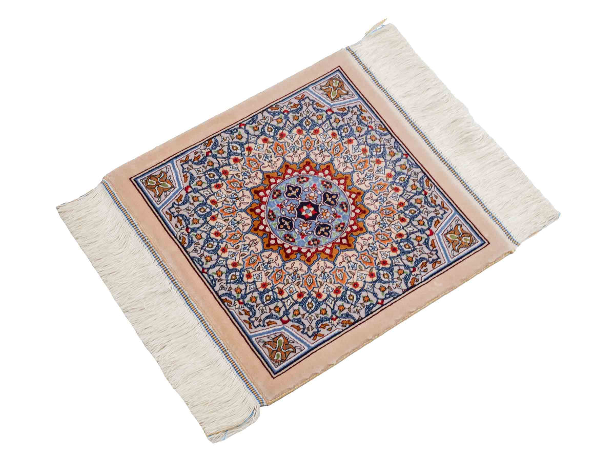 Ghom Maschinenteppich "Zal" 40 x 40 cm, mit Medaillon, Beige, aus pflanzlicher Seide (Viskose), Hand-Finished. Teppichnummer: V93BG016H. Persian Luxury Collection by Khademi. Made in Iran / Persia – Vertrieb durch JUPITER Intl.