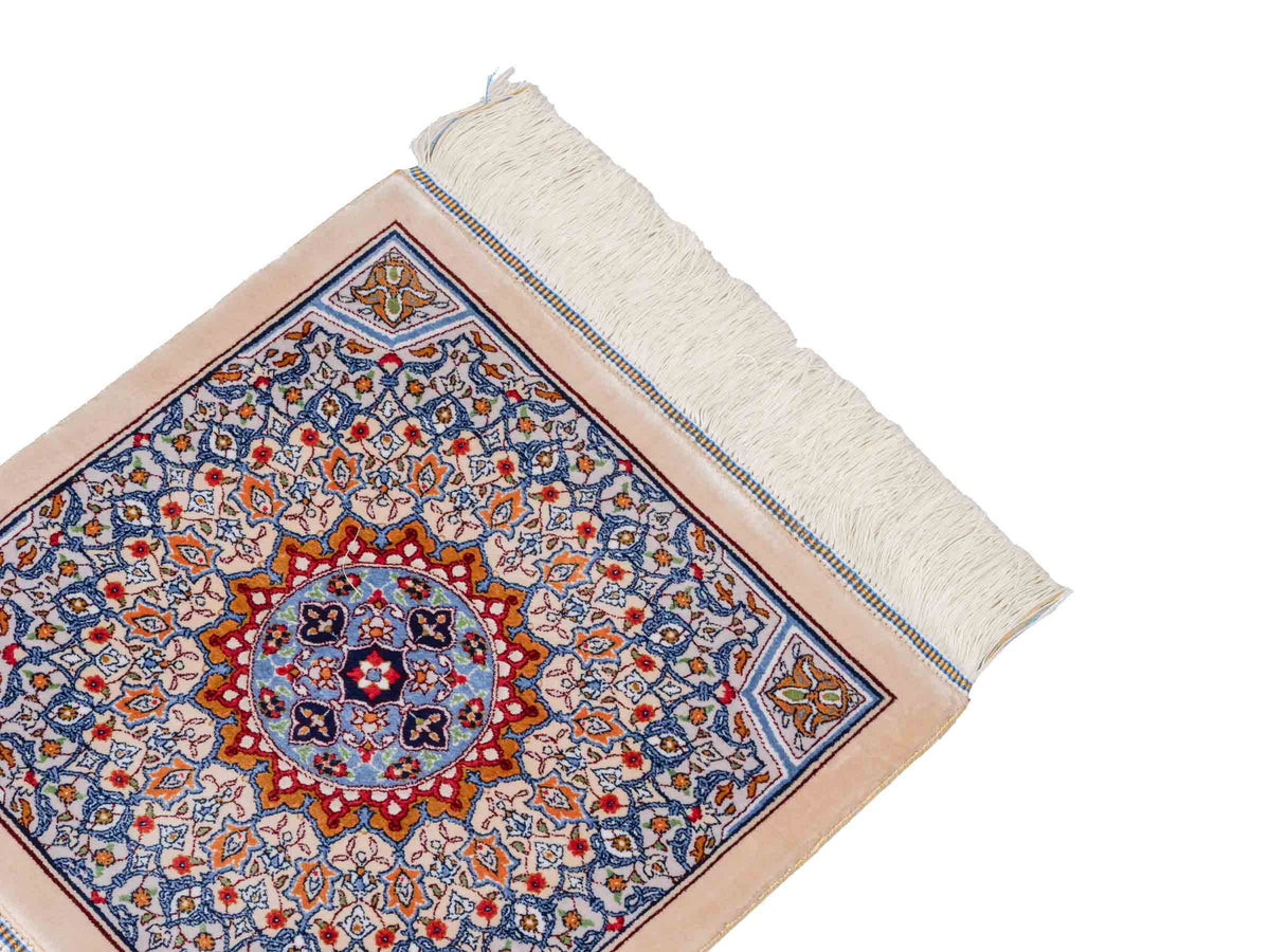 Ghom Maschinenteppich "Zal" 40 x 40 cm, mit Medaillon, Beige, aus pflanzlicher Seide (Viskose), Hand-Finished. Teppichnummer: V93BG016H. Persian Luxury Collection by Khademi. Made in Iran / Persia – Vertrieb durch JUPITER Intl.