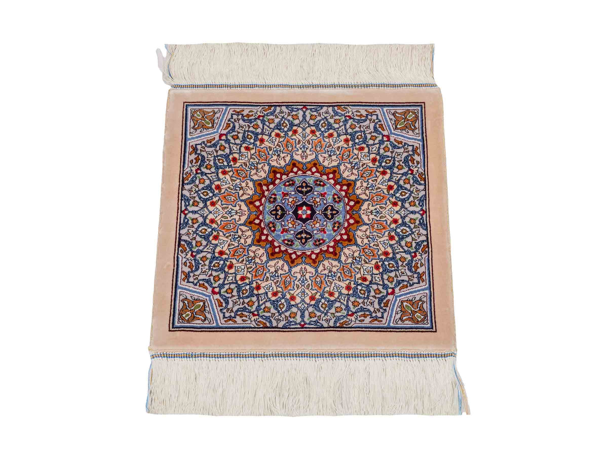 Ghom Maschinenteppich "Zal" 40 x 40 cm, mit Medaillon, Beige, aus pflanzlicher Seide (Viskose), Hand-Finished. Teppichnummer: V93BG016H. Persian Luxury Collection by Khademi. Made in Iran / Persia – Vertrieb durch JUPITER Intl.