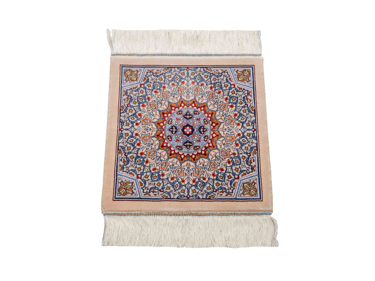Ghom Maschinenteppich "Zal" 40 x 40 cm, mit Medaillon, Beige, aus pflanzlicher Seide (Viskose), Hand-Finished. Teppichnummer: V93BG016H. Persian Luxury Collection by Khademi. Made in Iran / Persia – Vertrieb durch JUPITER Intl.