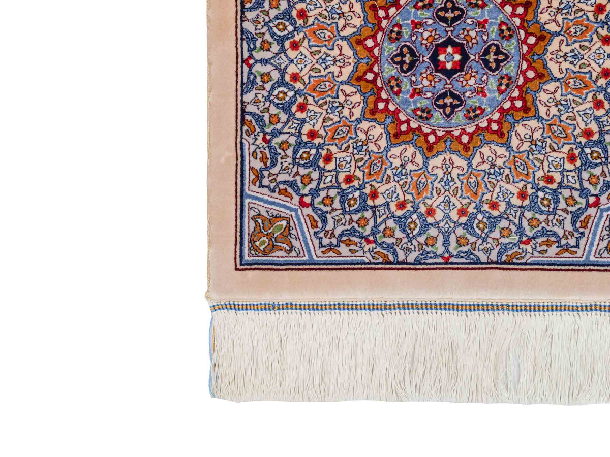 Ghom Maschinenteppich "Zal" 40 x 40 cm, mit Medaillon, Beige, aus pflanzlicher Seide (Viskose), Hand-Finished. Teppichnummer: V93BG016H. Persian Luxury Collection by Khademi. Made in Iran / Persia – Vertrieb durch JUPITER Intl.