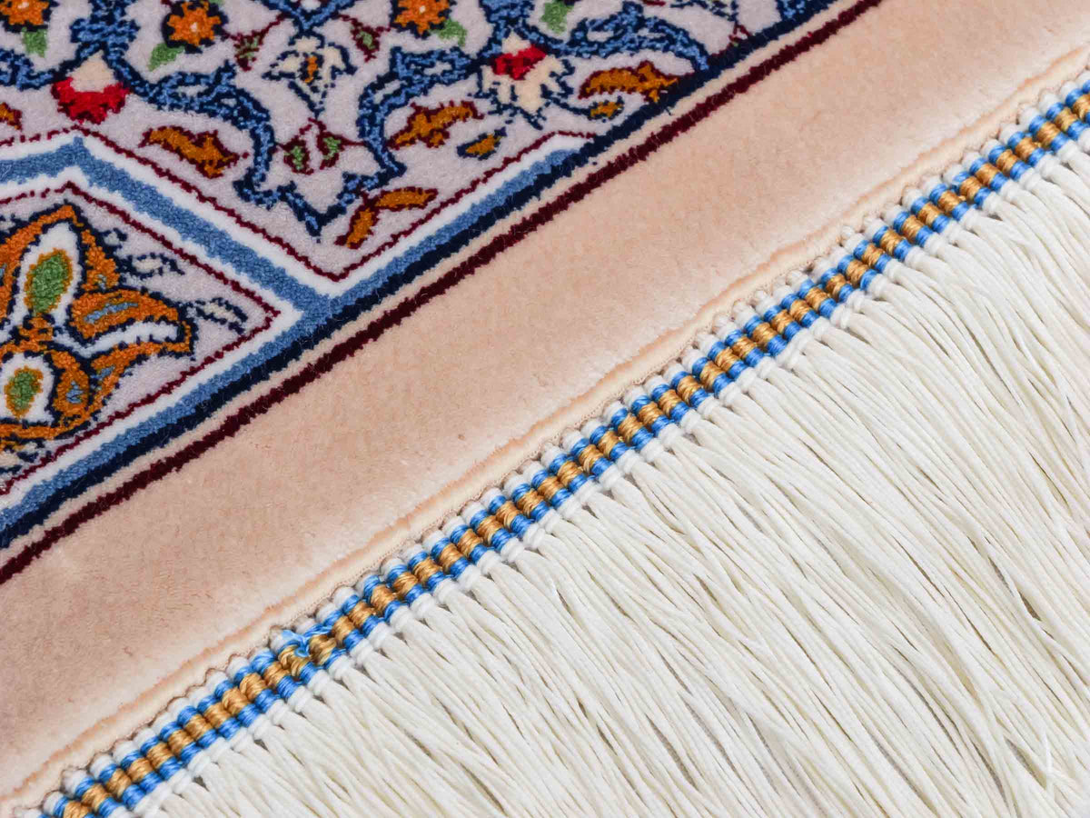 Ghom Maschinenteppich "Zal" 40 x 40 cm, mit Medaillon, Beige, aus pflanzlicher Seide (Viskose), Hand-Finished. Teppichnummer: V93BG016H. Persian Luxury Collection by Khademi. Made in Iran / Persia – Vertrieb durch JUPITER Intl.